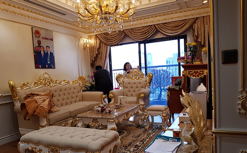 Thi công phào PU dát vàng chung cư Anh Hùng Goldmax city