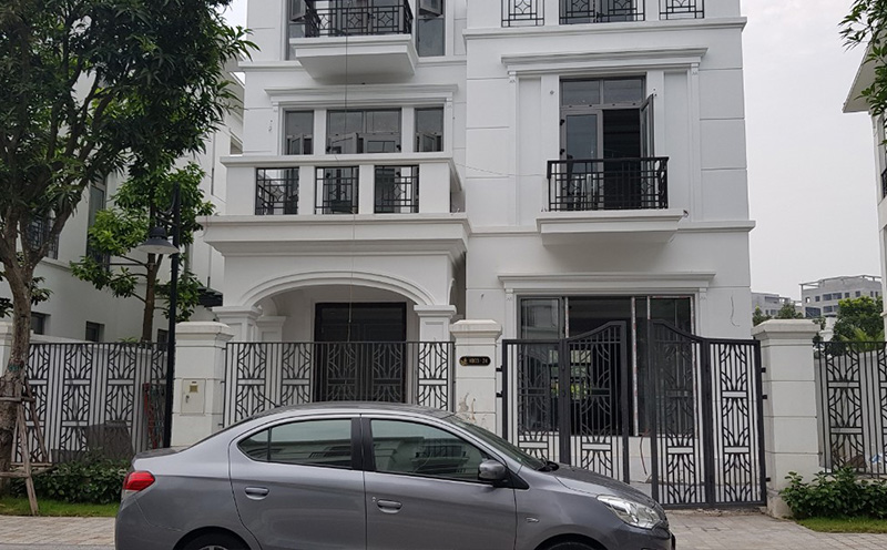 Thi công phào chỉ PU biệt thự vinhome the harmony anh Sơn